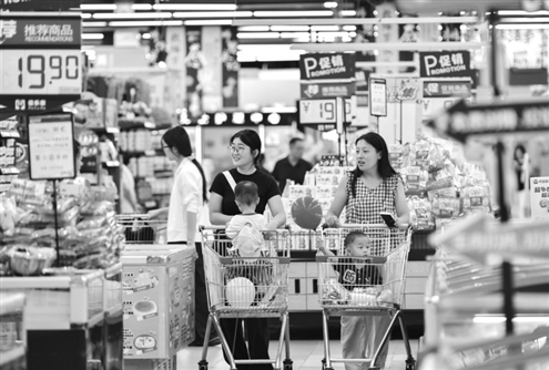 9月10日,消费者在青州市一家超市选购商品 新华社发